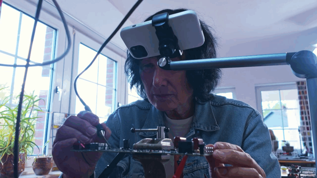 Henk Oldenkamp, CTO von Revolta, beim Löten